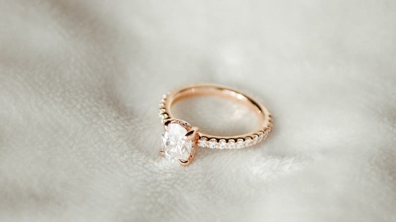 婚約祝いに贈るギフトのイメージ